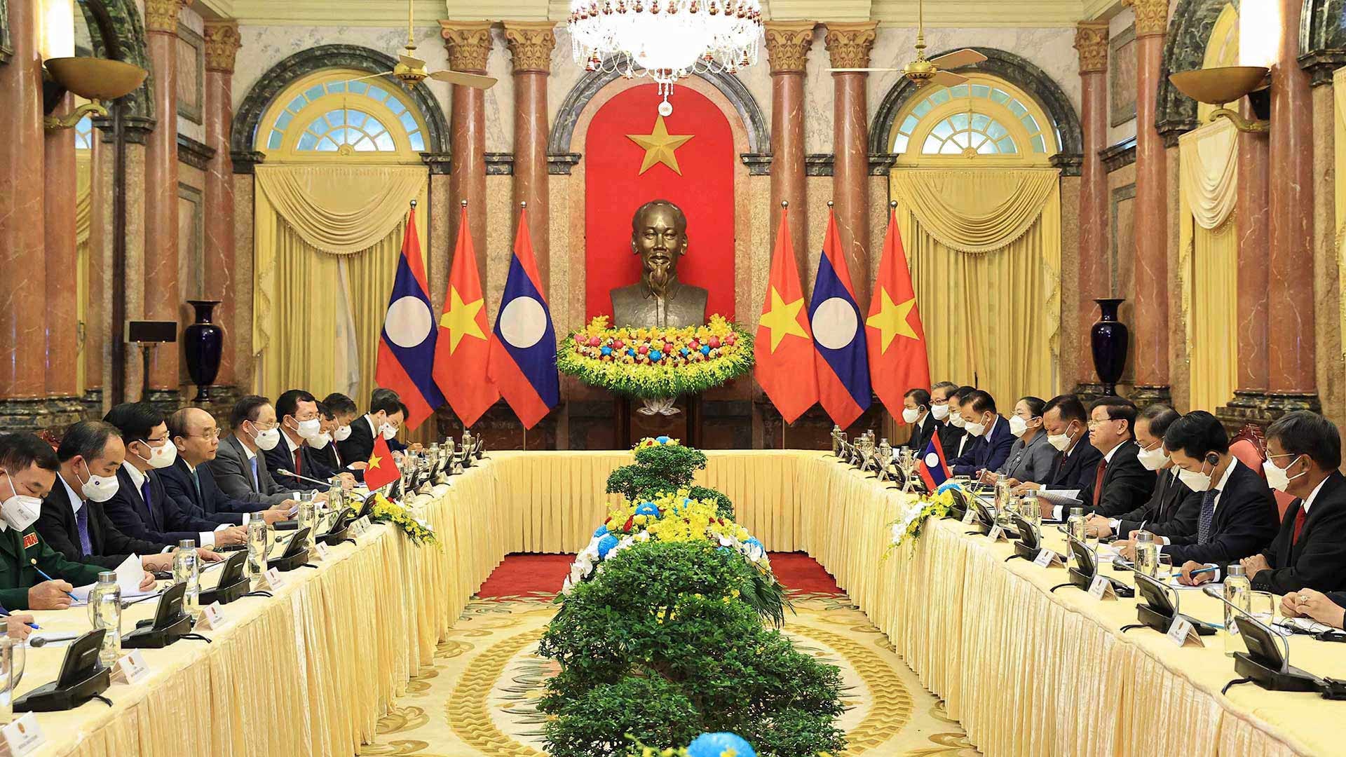 Chủ tịch nước Nguyễn Xuân Phúc hội kiến Tổng Bí thư, Chủ tịch nước Lào Thongloun Sisoulith