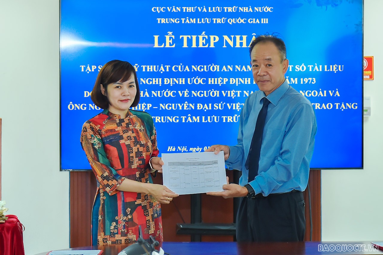 ông Nguyễn Thiệp cũng trao tặng cho Trung tâm Lưu trữ Quốc gia III một số tài liệu dạng âm thanh về Hội nghị Định ước Hiệp định Paris 1973 do Bộ Ngoại giao Pháp cung cấp.