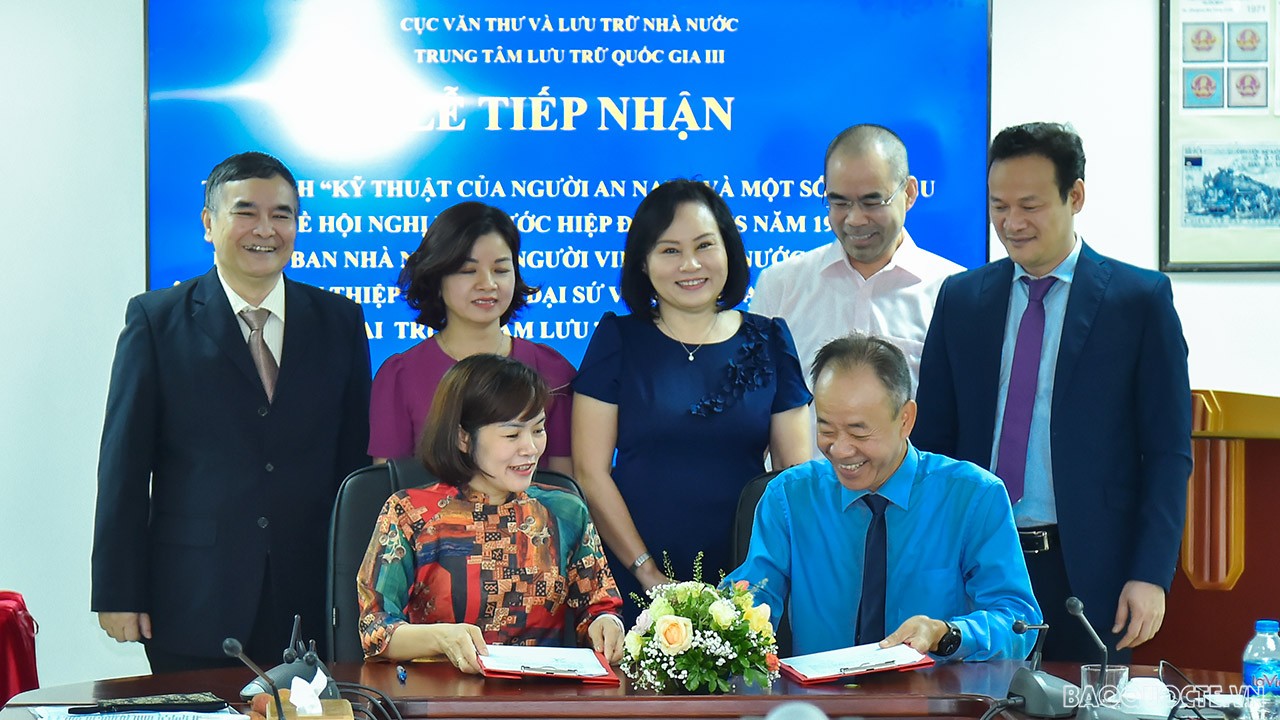 ông Nguyễn Thiệp, nguyên Đại sứ Việt Nam tại Pháp và bà bà Trần Việt Hoa, Giám đốc Trung tâm Lưu trữ Quốc gia III ký biên bản trao nhận. (Ảnh: Hoàng Nam)