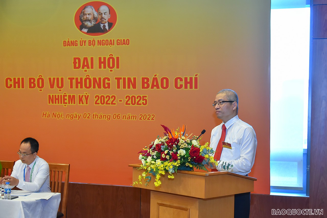 Phó Bí thư thường trực Đảng ủy Bộ Ngoại giao Nguyễn Đắc Thành ghi nhận, đánh giá cao báo cáo kết quả thực hiện Nghị quyết Đại hội Chi bộ nhiệm kỳ 2020-2022. (Ảnh: Anh Sơn)