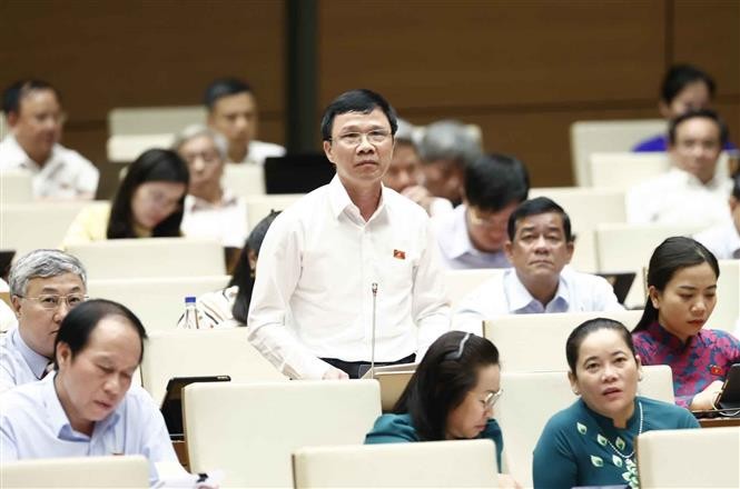 Đại biểu Quốc hội tỉnh Bắc Giang Nguyễn Văn Thi đặt câu hỏi chất vấn.