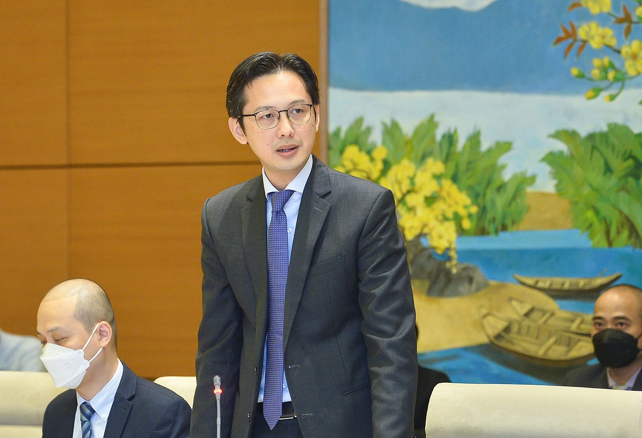 Báo cáo về quan hệ hợp tác giữa hai nước thời gian gần đây, ông Đỗ Hùng Việt, Trợ lý Bộ trưởng Ngoại giao. (Nguồn: quochoi.vn)