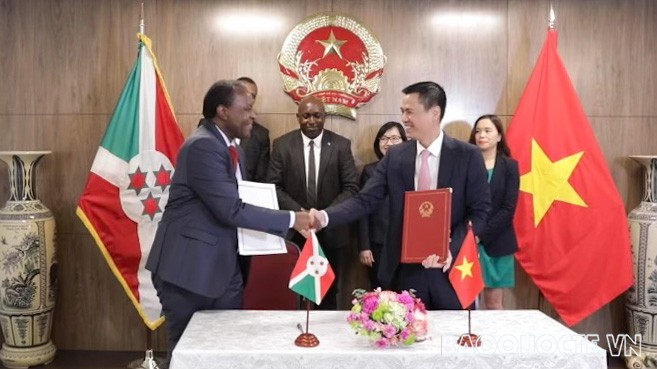 Đại sứ Đặng Hoàng Giang, Trưởng Phái đoàn đại diện thường trực Việt Nam tại LHQ và Đại sứ Zéphyrin Maniratanga, Trưởng Phái đoàn đại diện thường trực Burundi tại LHQ ký kết Hiệp định miễn thị thực cho công dân hai nước mang hộ chiếu ngoại giao và hộ chiếu công vụ.