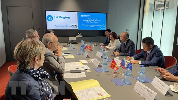 Lãnh đạo Hội đồng Vùng Auvergne-Rhône-Alpes làm việc với đoàn Đại sứ quán Việt Nam tại Pháp tại trụ sở Vùng. (Nguồn: TTXVN)