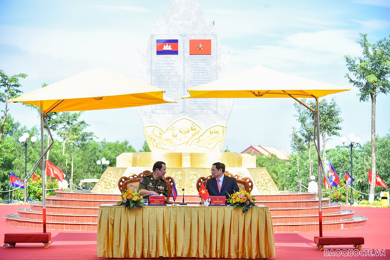 Thủ tướng Campuchia cũng gửi lời cảm ơn, tri ân tới người dân Việt Nam, nhất là những người đã hy sinh vì cá nhân Thủ tướng Hun Sen và vì đất nước Campuchia, trên con đường tiến tới đánh đổ chế độ diệt chủng Pol Pot.
