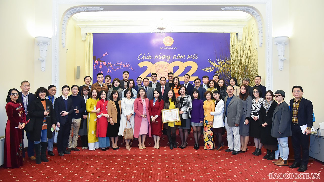 Bộ trưởng Ngoại giao Bùi Thanh Sơn gặp gỡ thân mật đại diện các cơ quan báo chí Việt Nam, các cơ quan quản lý báo chí và các phóng viên chuyên trách trong lĩnh vực đối ngoại nhân dịp đầu năm mới 2022, ngày 21/1/2022. (Ảnh: Tuấn Anh)
