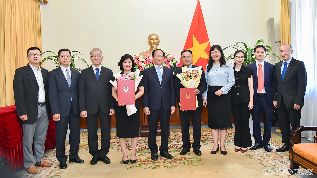 Tham dự buổi lễ trao quyết định có Vụ trưởng, Chánh Văn phòng Bộ Nguyễn Hoài Nam và thủ trưởng các đơn vị có liên quan của Bộ Ngoại giao.