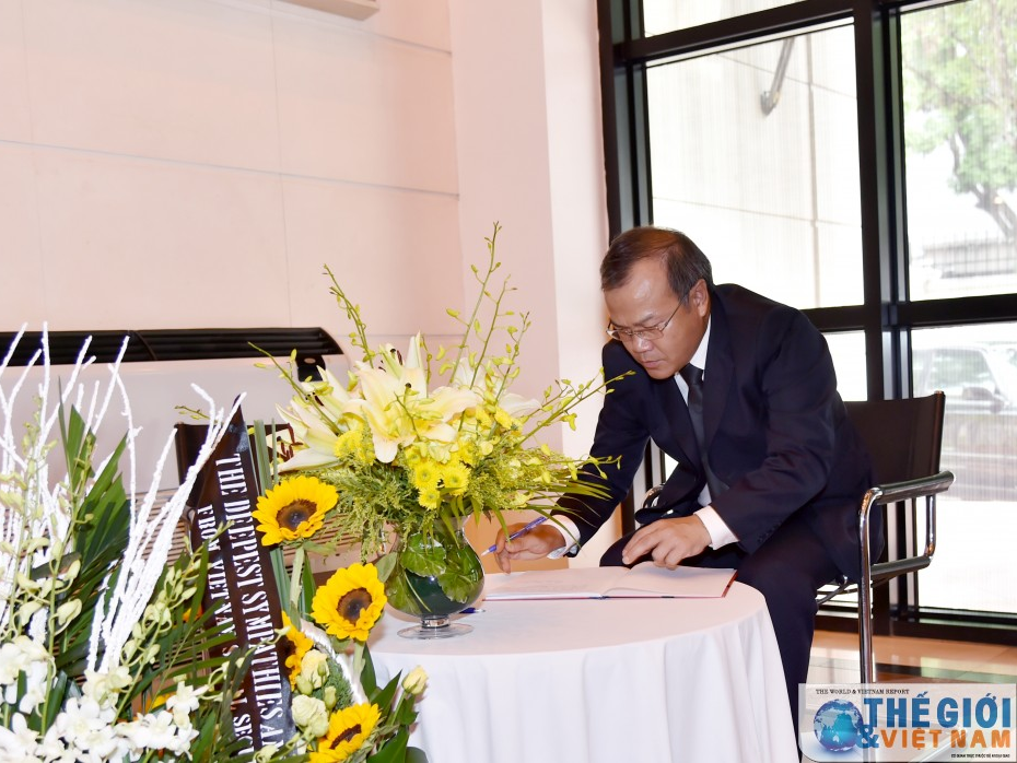 Lãnh đạo Bộ Ngoại giao ghi sổ tang các nạn nhân trong vụ khủng bố tại Nice