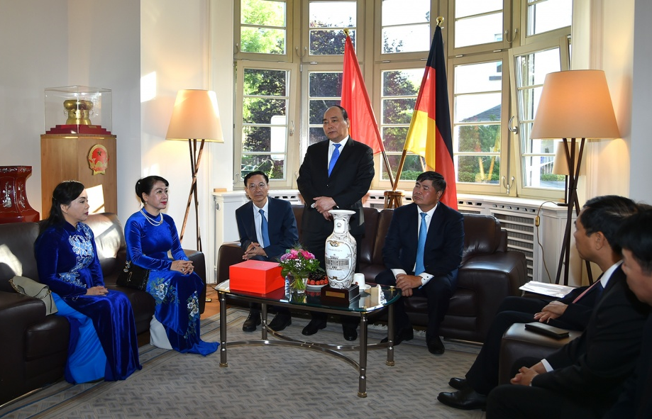 Thủ tướng Nguyễn Xuân Phúc thăm Tổng Lãnh sự quán Việt Nam tại Frankfurt