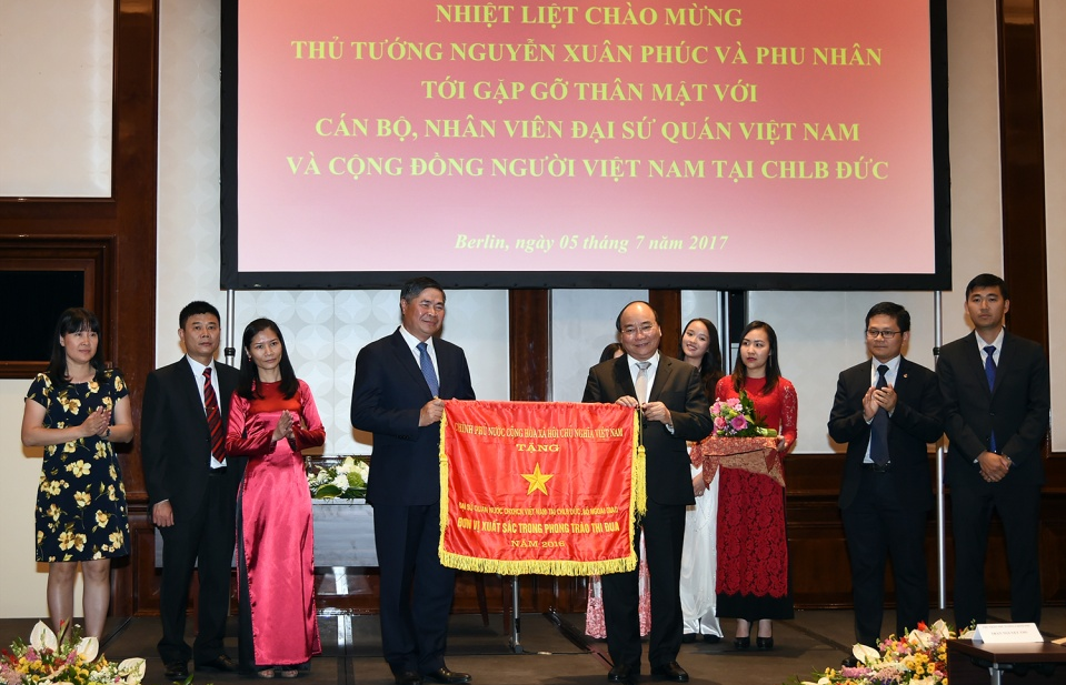 Thủ tướng thăm Đại sứ quán, gặp gỡ đại diện người Việt tại Đức