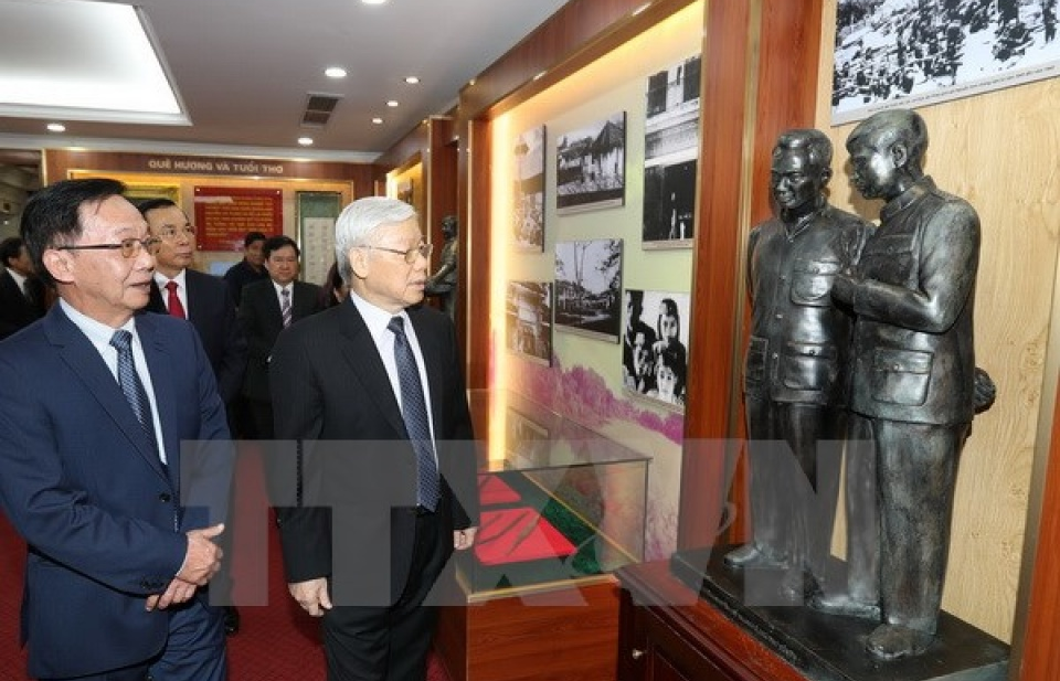 Tổng Bí thư thắp hương tưởng niệm Đại tướng Nguyễn Chí Thanh