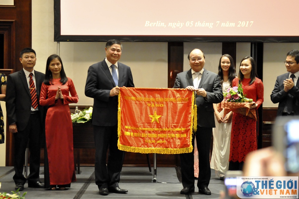 pm nguyen xuan phuc meets overseas vietnamese in germany