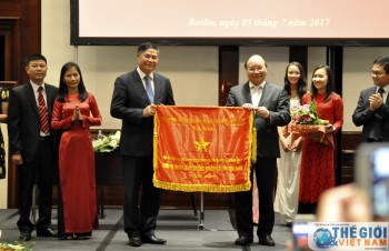 PM Nguyen Xuan Phuc meets overseas Vietnamese in Germany