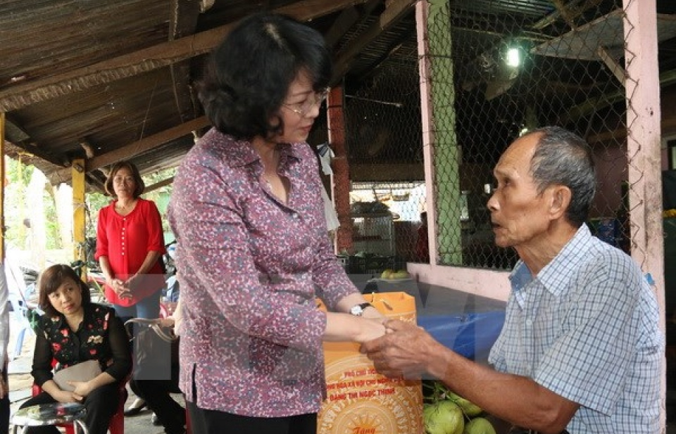 Phó Chủ tịch nước thăm, tặng quà gia đình chính sách tại huyện Côn Đảo