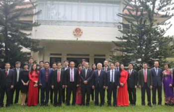 Phó Thủ tướng Trương Hòa Bình thăm Đại sứ quán và kiều bào tại Singapore