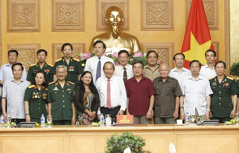 Phó Thủ tướng tiếp đại diện gia đình liệt sĩ và cựu chiến binh tiêu biểu toàn quốc