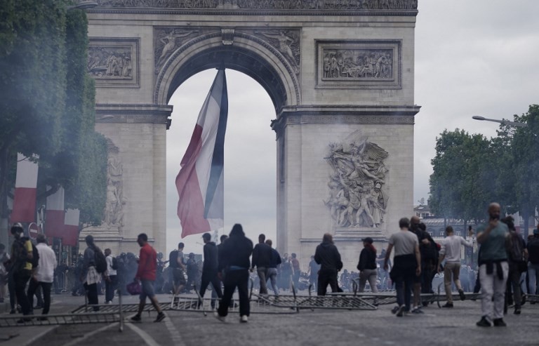 Cảnh sát Pháp dùng hơi cay giải tán người biểu tình sau lễ diễu binh Quốc khánh