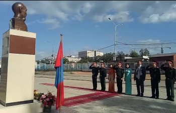 Viếng Chủ tịch Hồ Chí Minh và tưởng niệm các anh hùng liệt sỹ tại Mông Cổ