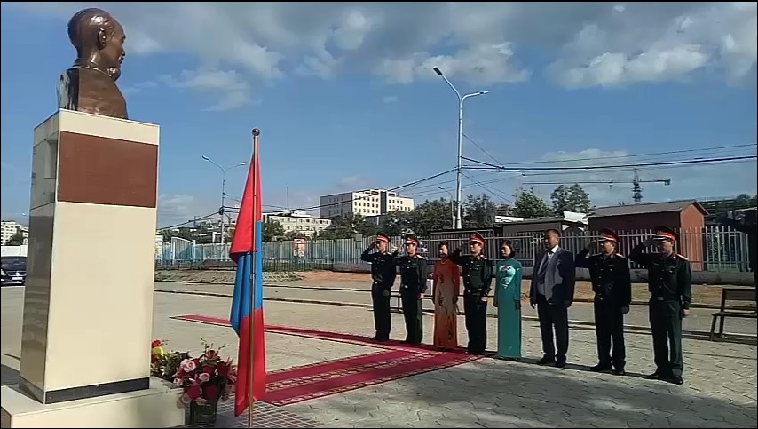 Viếng Chủ tịch Hồ Chí Minh và tưởng niệm các anh hùng liệt sỹ tại Mông Cổ