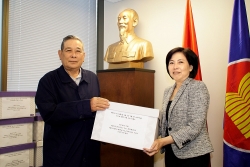 Trao khẩu trang của Chính phủ tặng cộng đồng người Việt các tỉnh miền Tây Canada
