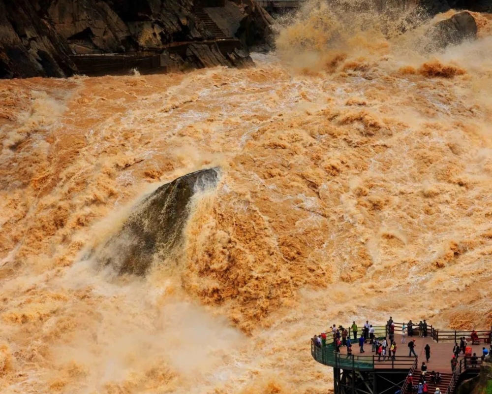 Lũ lụt nghiêm trọng, Trung Quốc dùng thuốc nổ phá đập để xả lũ ở sông Chuhe, tỉnh An Huy