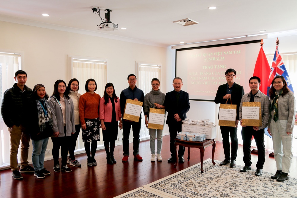 Trao tặng khẩu trang cho cộng đồng người Việt tại Australia phòng dịch Covid-19