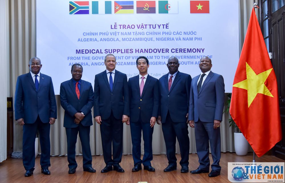 Việt Nam trao tặng vật tư y tế hỗ trợ các nước châu Phi phòng, chống Covid-19