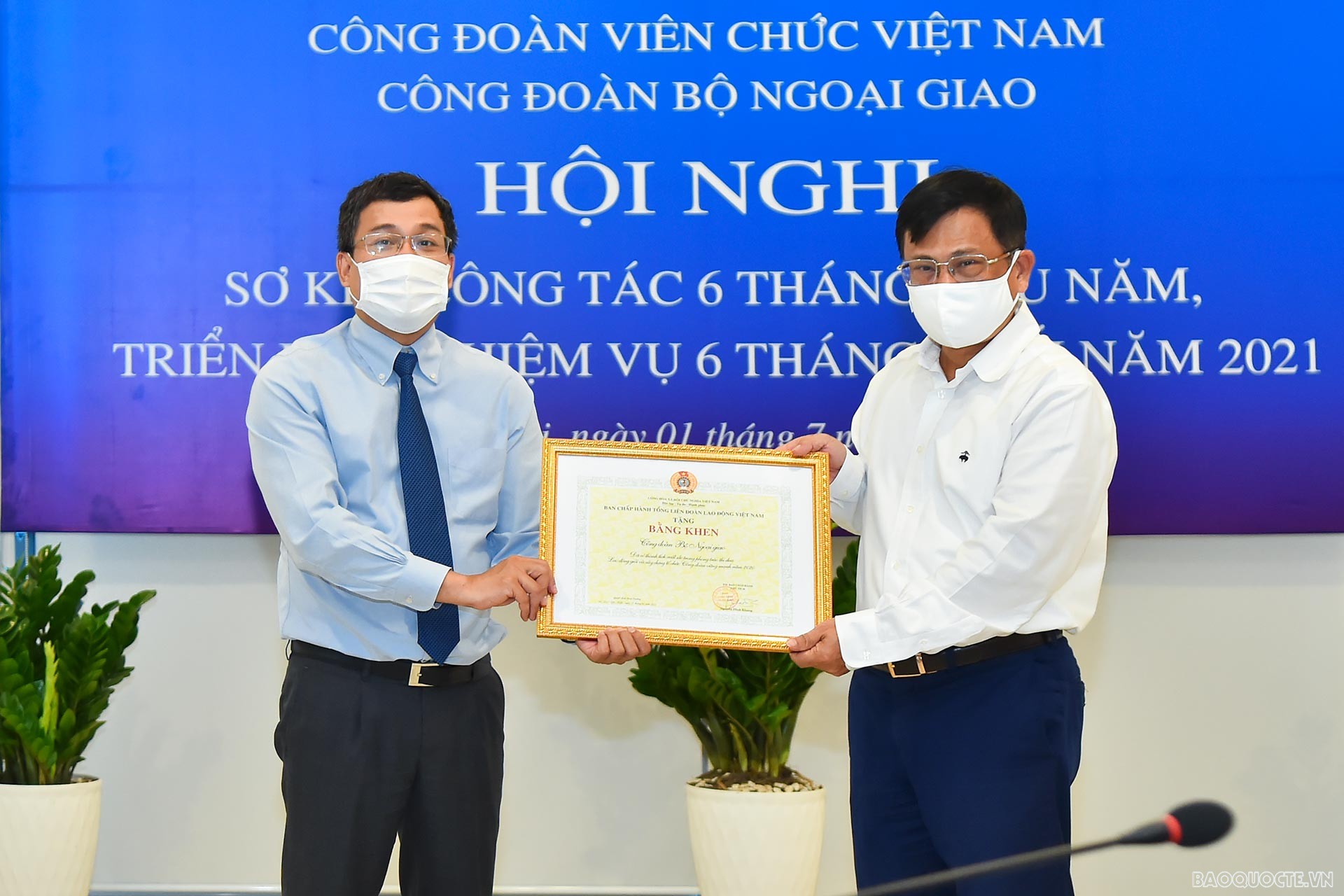 Thứ trưởng Ngoại giao Nguyễn Minh Vũ trao Bằng khen của Tổng Liên đoàn Lao động Việt Nam cho Công đoàn Bộ Ngoại giao vì thành tích xuất sắc trong phong trào thi đua Lao động giỏi và và xây dựng tổ chức công đoàn vững mạnh. (Ảnh: Tuấn Anh)