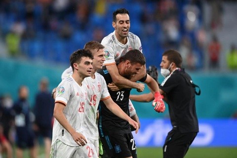 Các cầu thủ Tây Ban Nha ăn mừng sau loạt “đấu súng” với Thụy Sỹ. (Nguồn: UEFA)