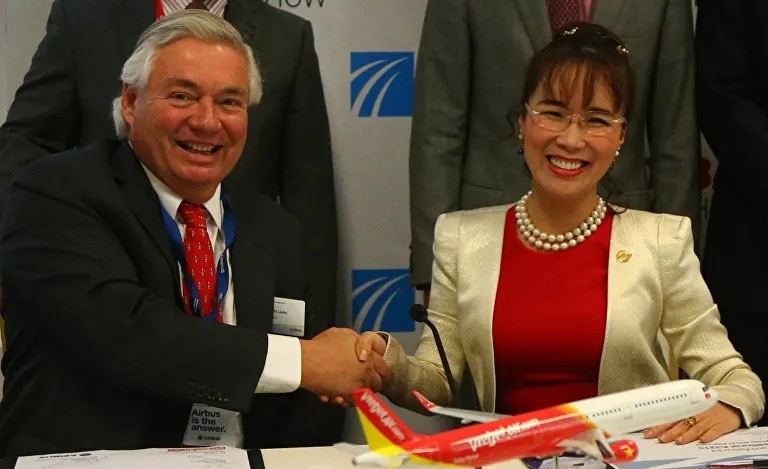 Bà Nguyễn Thị Phương Thảo và John Leahy, Giám đốc điều hành khách hàng của Airbus. (Nguồn: AFP/vn.sputniknews.com)
