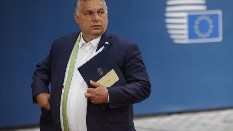 Thủ tướng Hungary Viktor Orban rời hội nghị thượng đỉnh EU tại tòa nhà Hội đồng châu Âu ở Brussels vào tuần trước.  (Nguồn: euronews)