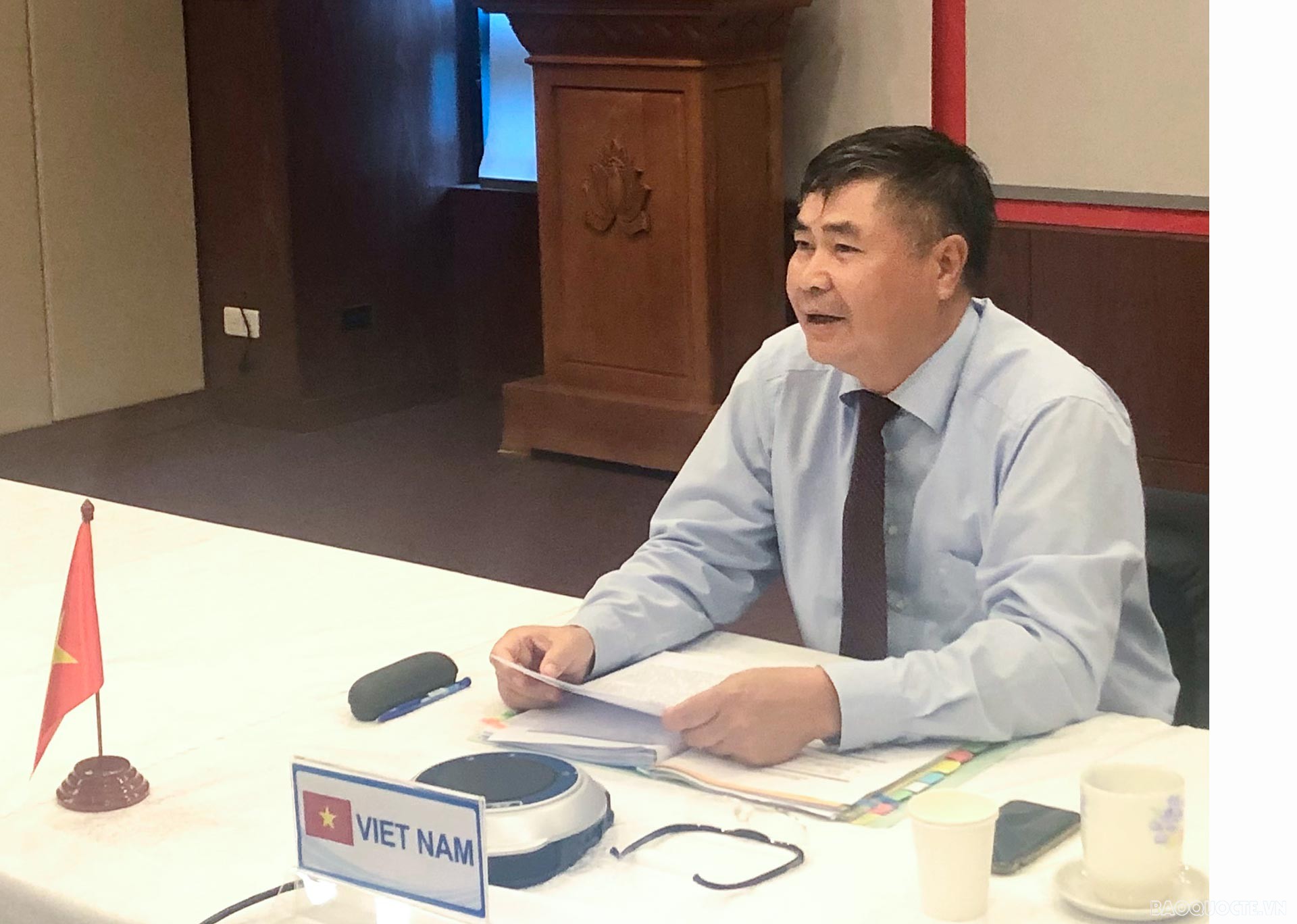Đại sứ Đoàn Xuân Hưng, Thống đốc của  Việt Nam tại ASEF dẫn đầu Đoàn đại biểu Việt Nam phát biểu tại Cuộc họp.