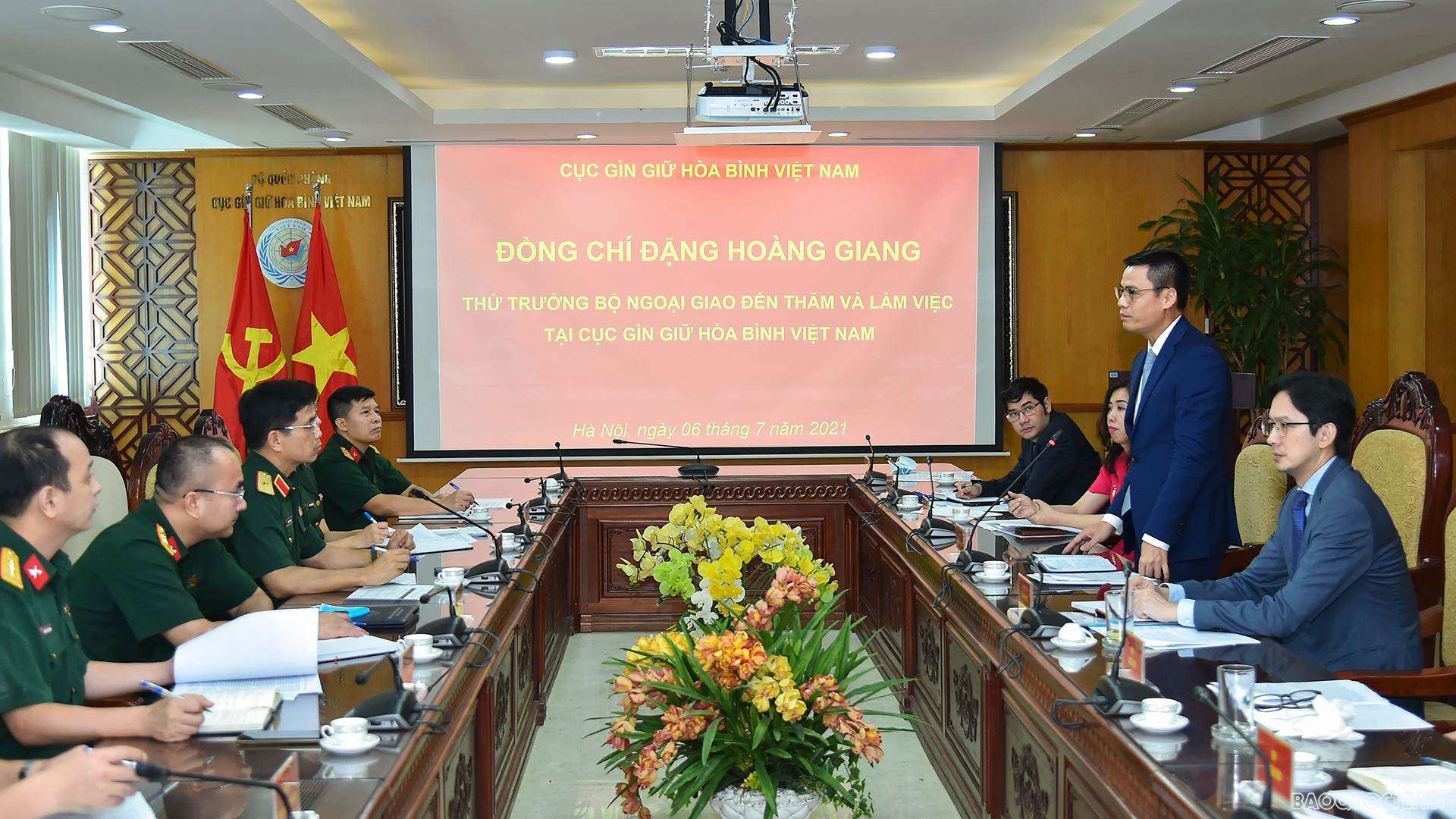 Thứ trưởng Ngoại giao Đặng Hoàng Giang làm việc với Cục Gìn giữ hòa bình Việt Nam