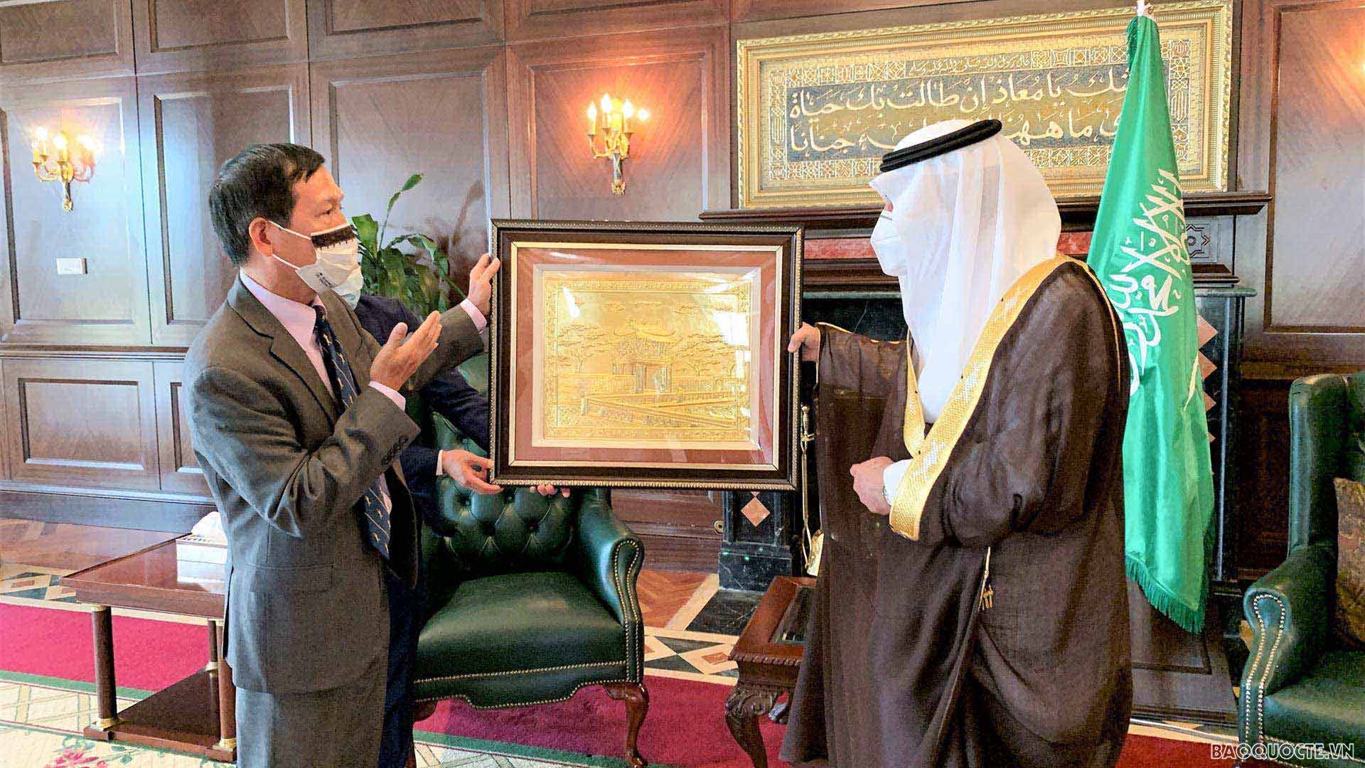 Đại sứ Vũ Viết Dũng tặng quà Hoàng thân Faisal bin Nawaf bin Abdulaziz, Thống đốc tỉnh Tabuk. (Nguồn: ĐSQ Việt Nam tại Saudi Arabia)