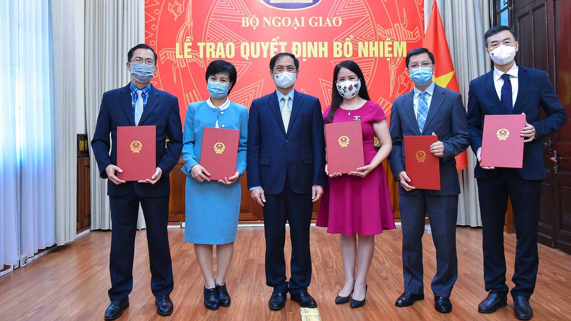 Bộ trưởng Ngoại giao Bùi Thanh Sơn trao quyết định bổ nhiệm cấp Vụ trưởng của Bộ Ngoại giao