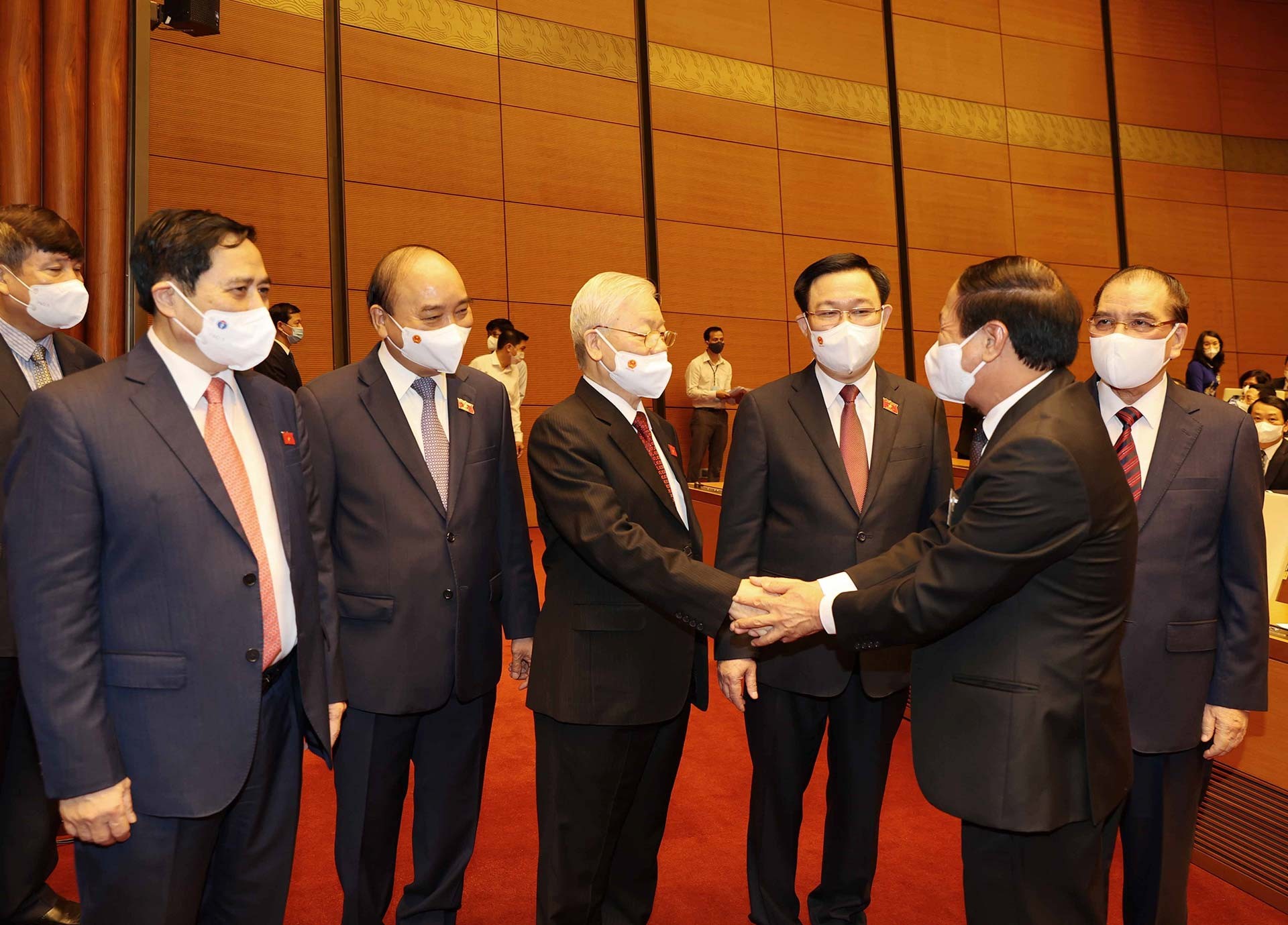 Tổng Bí thư Nguyễn Phú Trọng, Chủ tịch nước Nguyễn Xuân Phúc và Chủ tịch Quốc hội Vương Đình Huệ với các đại biểu Quốc hội.