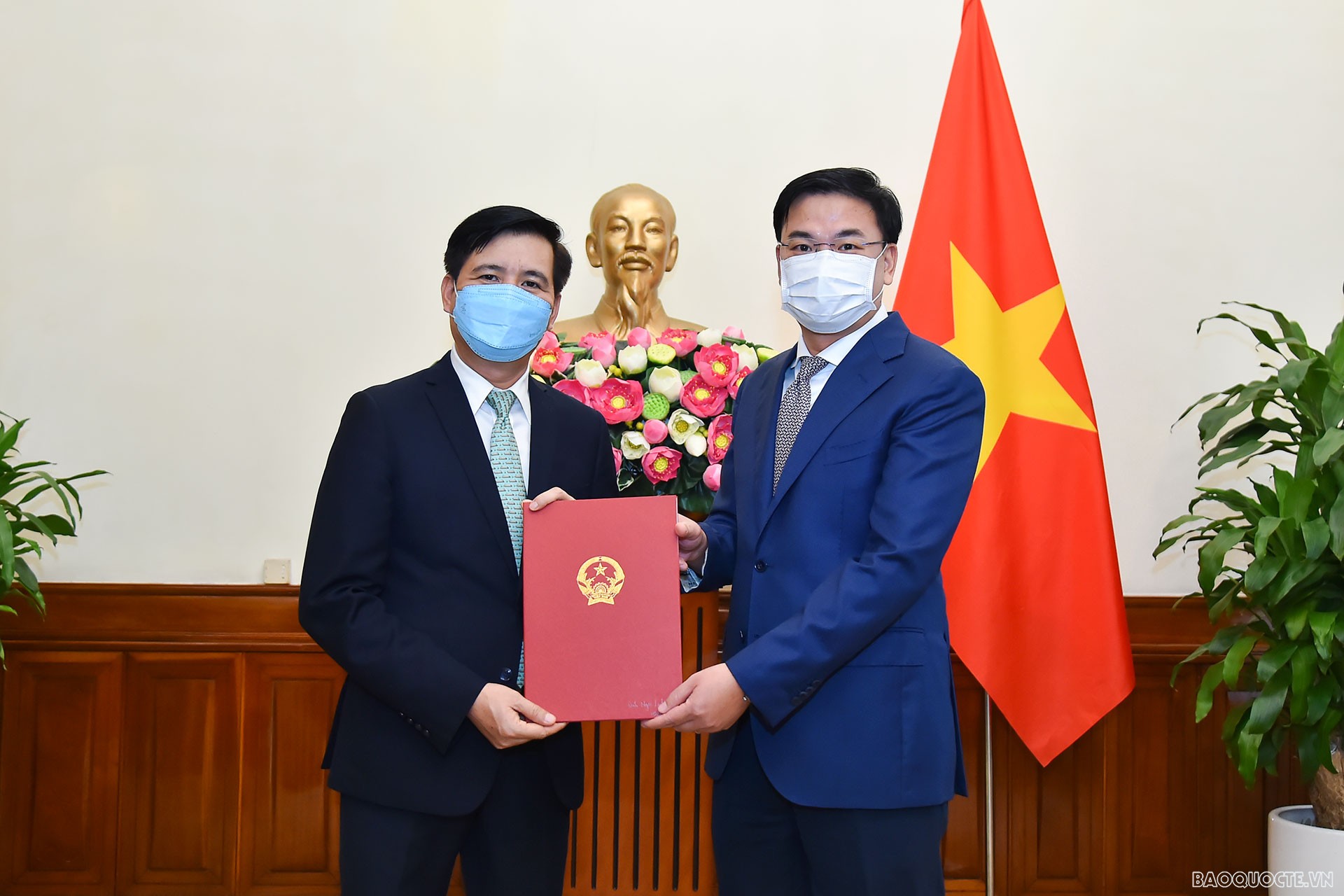 Thứ trưởng Ngoại giao Phạm Quang Hiệu đã trao quyết định bổ nhiệm ông Đinh Ngọc Linh, Quyền Vụ trưởng Vụ Biển, Ủy ban Biên giới quốc gia, giữ chức Vụ trưởng Vụ Biển, Ủy ban Biên giới quốc gia.
