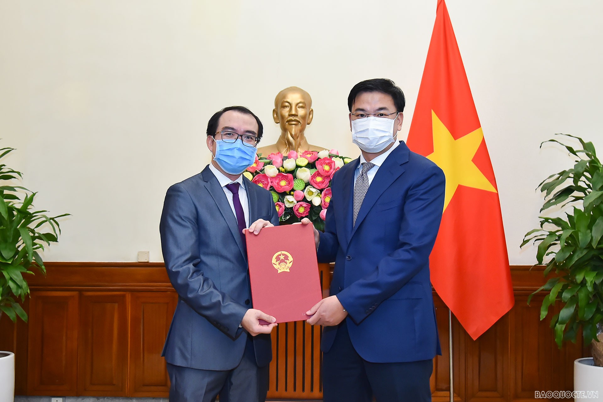 Thứ trưởng Ngoại giao Phạm Quang Hiệu đã trao quyết định bổ nhiệm ông Lê Đức Thiện, Tập sự Phó Vụ trưởng, Vụ Tổ chức Cán bộ, giữ chức Phó Vụ trưởng, Vụ Tổ chức Cán bộ.