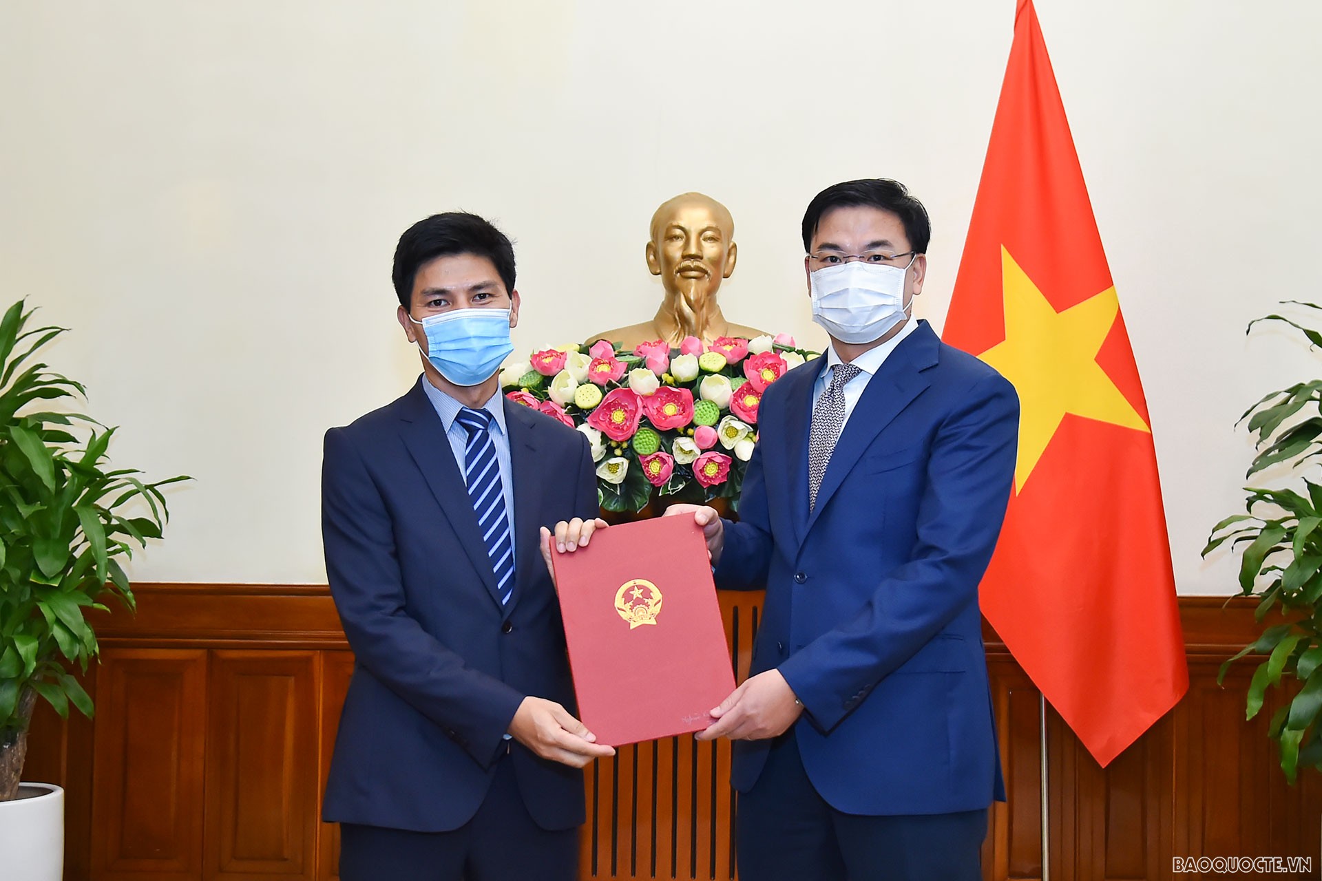 Thứ trưởng Ngoại giao Phạm Quang Hiệu đã trao quyết định bổ nhiệm ông Nghiêm Xuân Hòa, Tập sự Phó Vụ trưởng, Vụ Tổ chức Cán bộ, giữ chức Phó Vụ trưởng, Vụ Tổ chức Cán bộ.