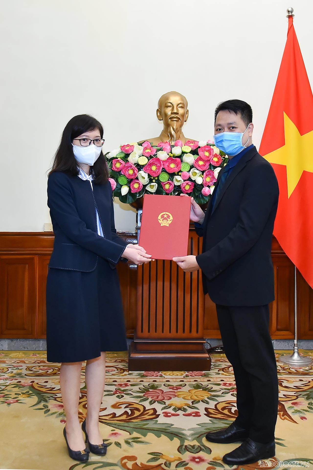 Phó Vụ trưởng phụ trách Vụ Tổ chức Cán bộ Nguyễn Việt Anh đã trao quyết định công nhận bà Phan Thị Minh Giang, là Tập sự Phó Cục trưởng, Cục Lãnh sự.