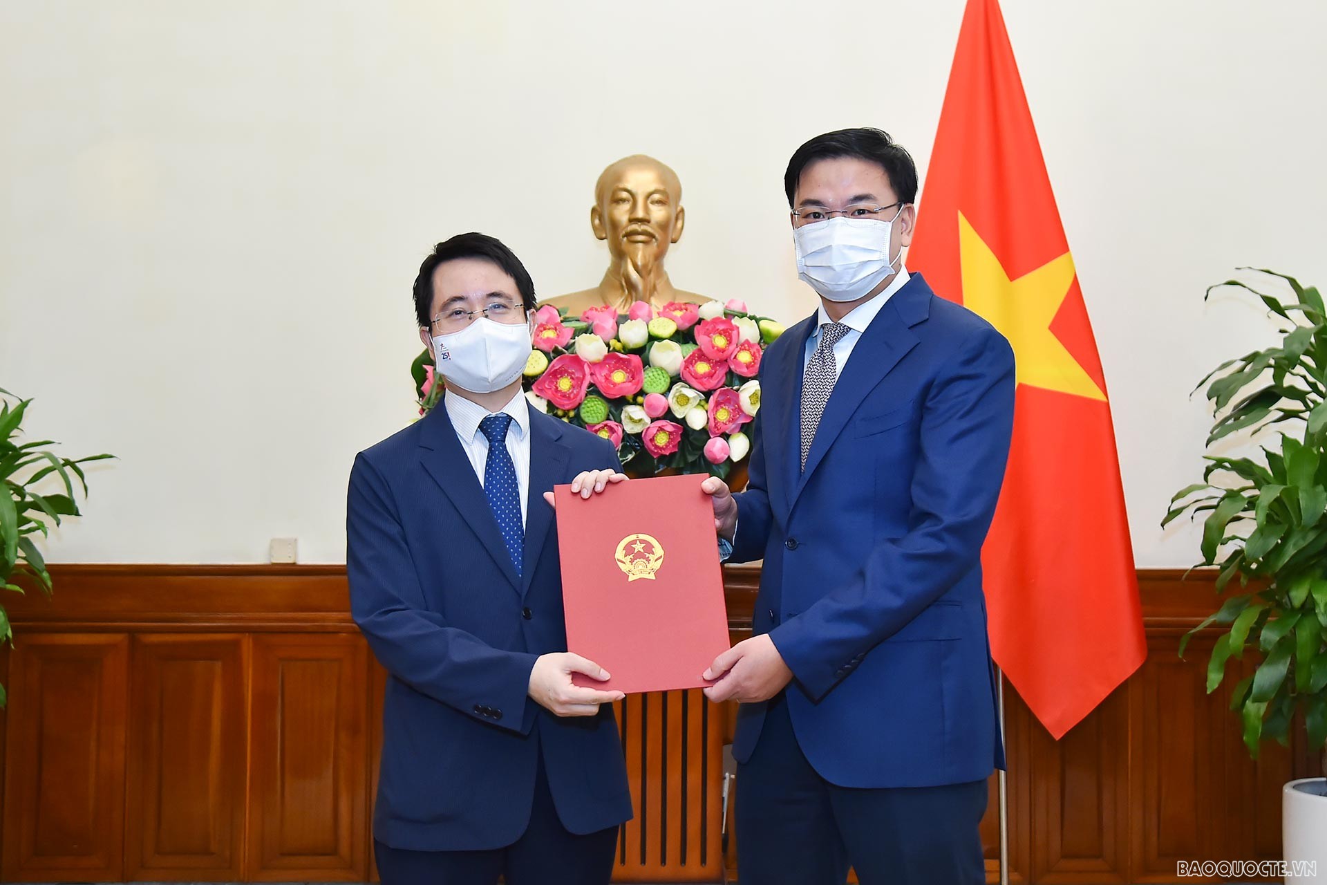 Thứ trưởng Ngoại giao Phạm Quang Hiệu đã trao quyết định điều động ông Trần Anh Vũ, Phó Vụ trưởng Vụ Hợp tác kinh tế đa phương làm Phó Vụ trưởng Vụ Tổng hợp kinh tế.