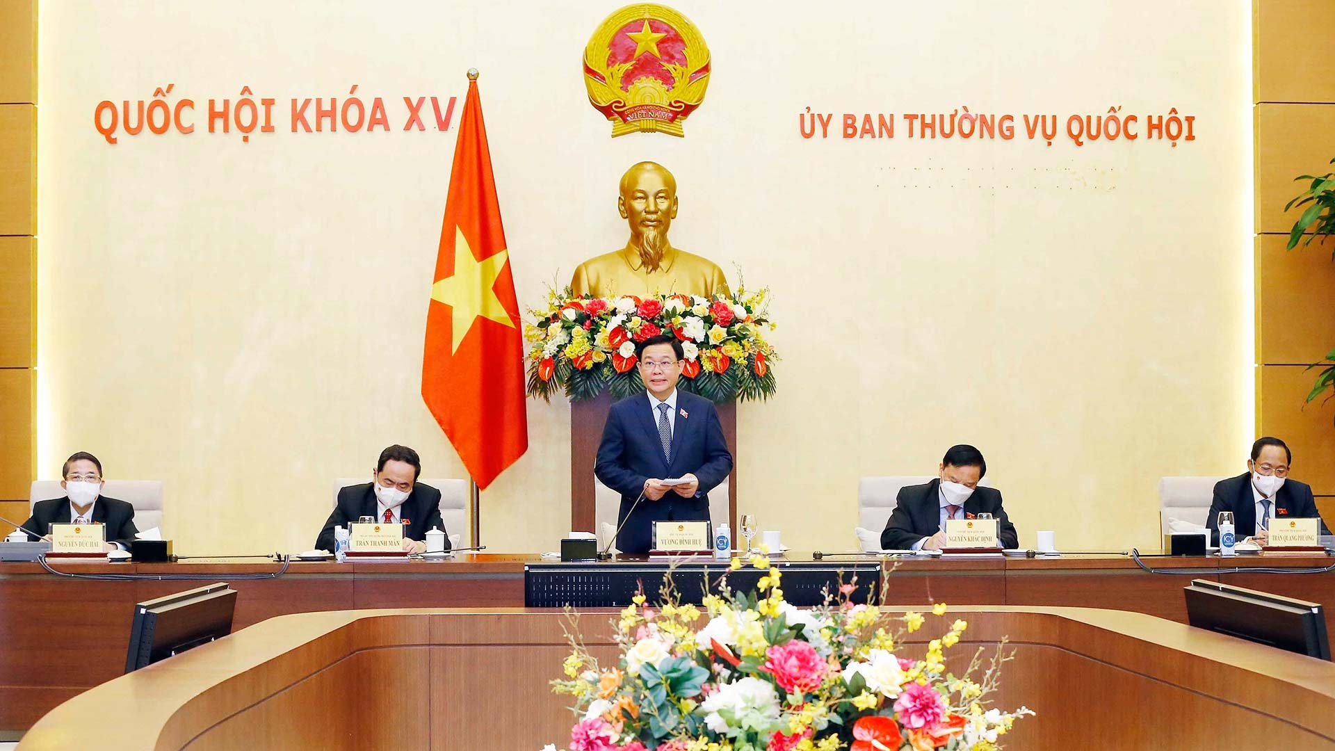 Sáng 23/7/2021, tại Nhà Quốc hội, Chủ tịch Quốc hội Vương Đình Huệ chủ trì cuộc họp rút kinh nghiệm về công tác phục vụ kỳ họp và chuẩn bị nội dung phục vụ cho các phiên họp của Quốc hội từ nay đến phiên bế mạc Kỳ họp thứ nhất, Quốc hội khóa XV.