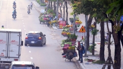 Ngày đầu Hà Nội giãn cách xã hội: Vẫn còn hàng rong và người dân ra đường đông đúc