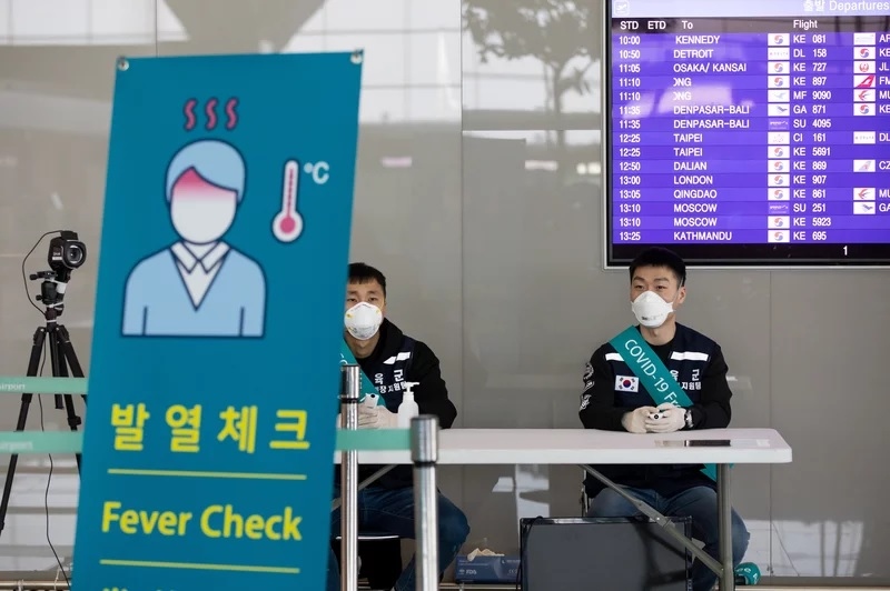 Hàn Quốc yêu cầu cách ly bắt buộc công dân nhiều nước dù đã tiêm vaccine ngừa Covid-19. Kiểm tra thân nhiệt tại sân bay quốc tế Incheon, Hàn Quốc. (Nguồn: Getty Images)