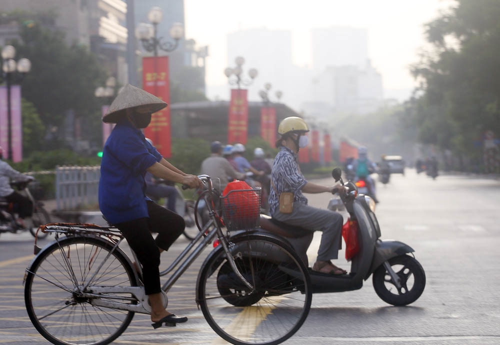 Trên phố Lê Văn Lương lượng người dân ra đường vắng hơn so với ngày thường.