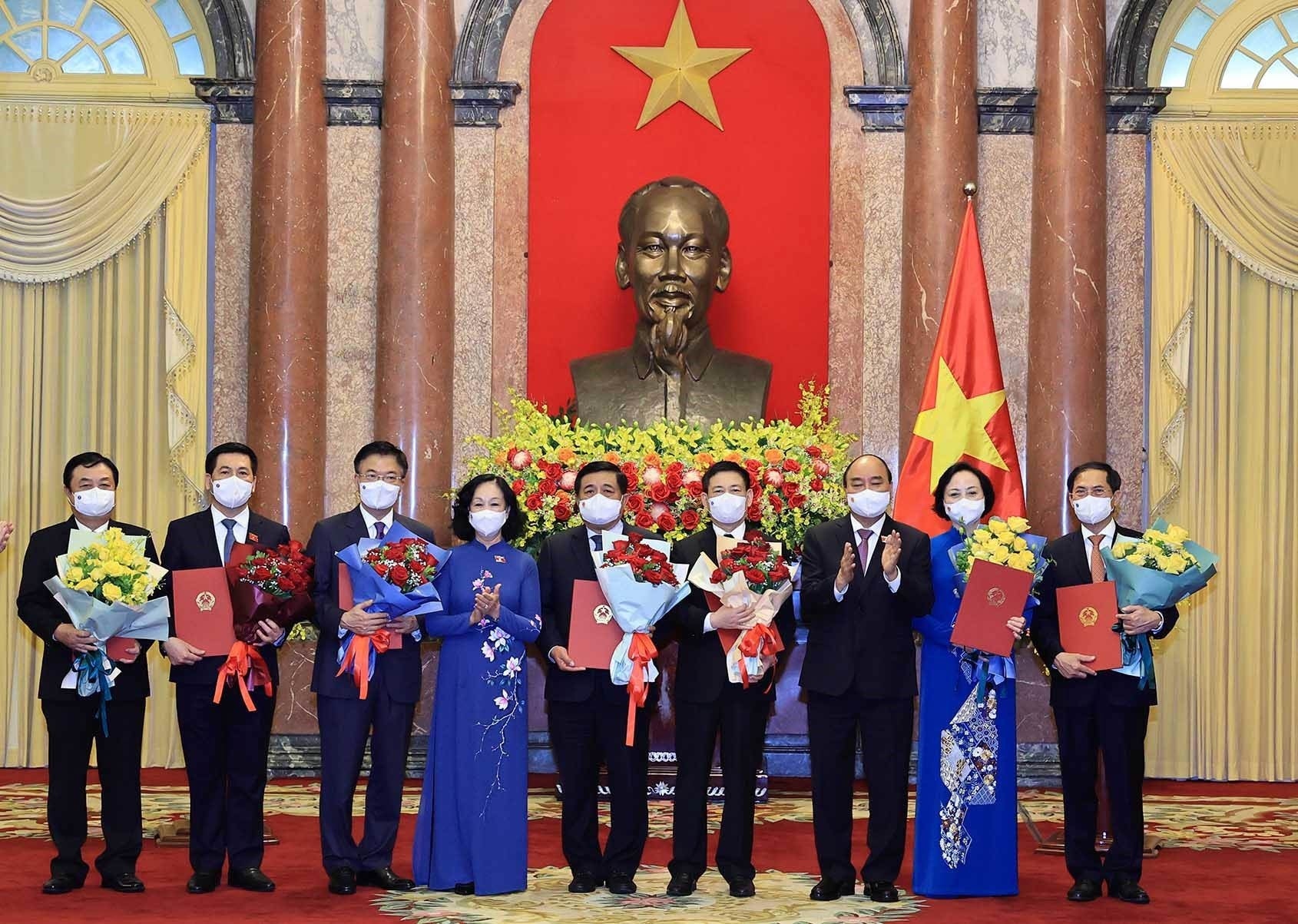 Chủ tịch nước Nguyễn Xuân Phúc trao Quyết định bổ nhiệm cho các thành viên Chính phủ.