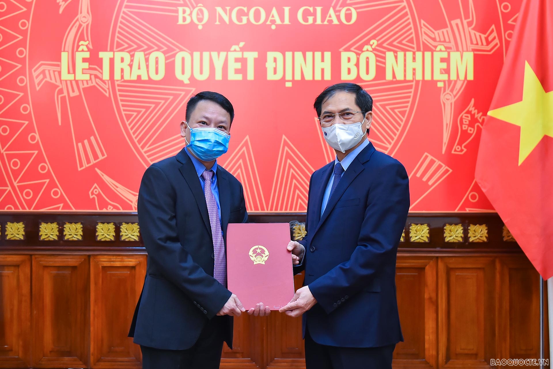 Tại buổi lễ, Ủy viên Trung ương Đảng, Bộ trưởng Ngoại giao Bùi Thanh Sơn trao quyết định bổ nhiệm ông Nguyễn Thanh Sơn, Quyền Giám đốc Nhà khách Chính phủ, giữ chức Giám đốc Nhà khách Chính phủ.
