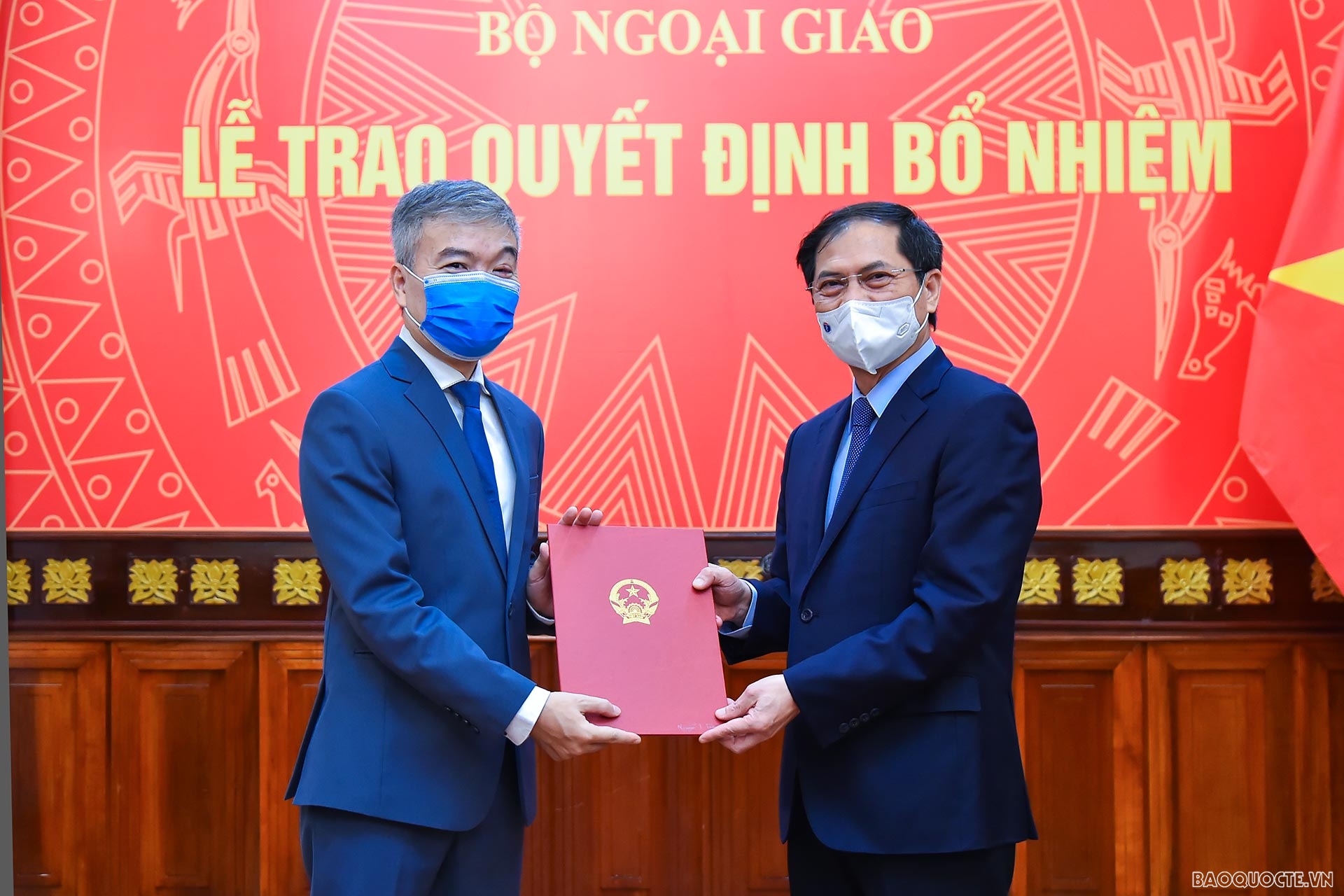 Ủy viên Trung ương Đảng, Bộ trưởng Ngoại giao Bùi Thanh Sơn trao quyết định bổ nhiệm ông Nguyễn Thanh Tùng, Quyền Cục trưởng Cục Cơ yếu, giữ chức Cục trưởng Cục Cơ yếu.