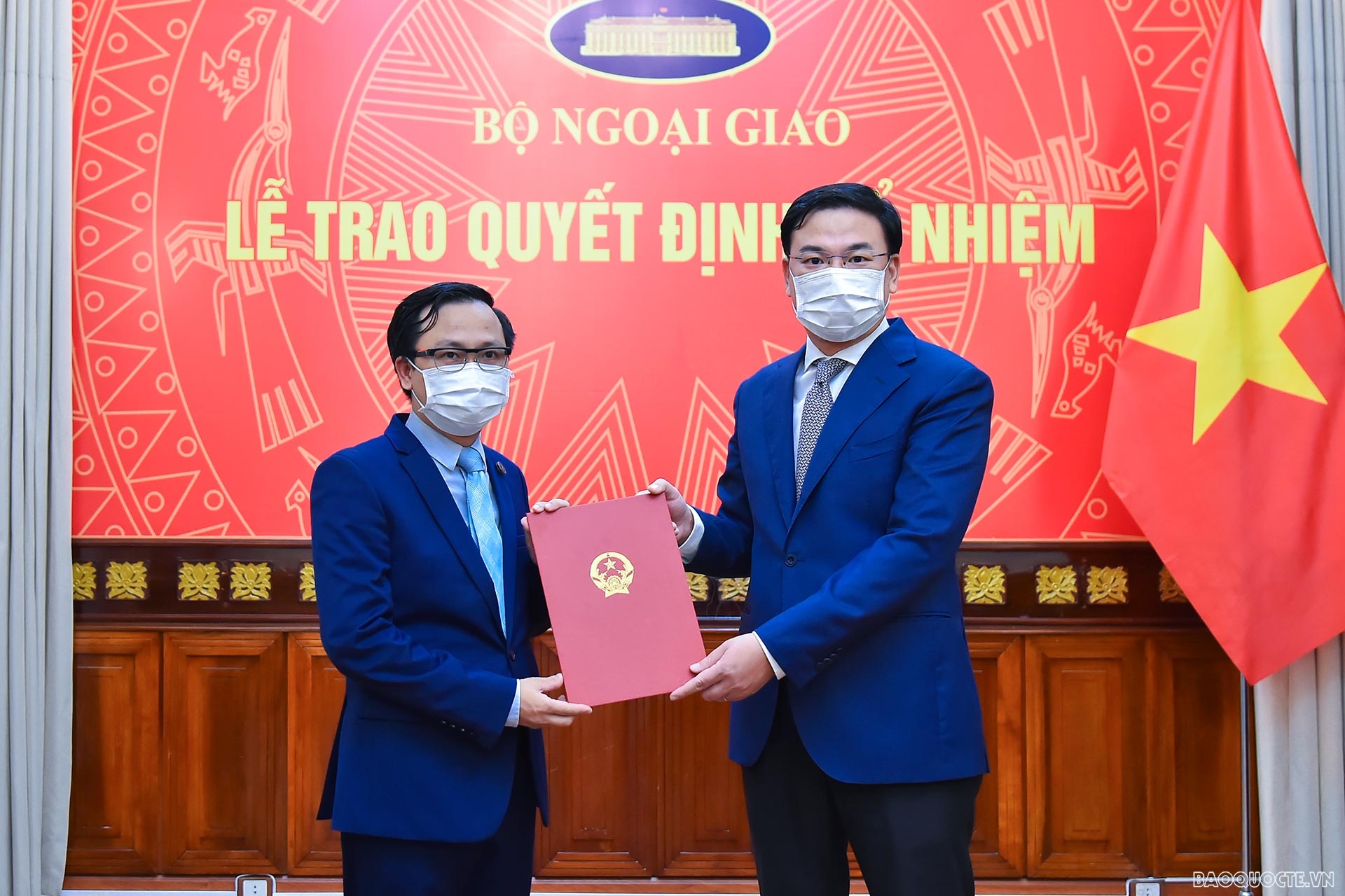 Thứ trưởng Ngoại giao Phạm Quang Hiệu trao quyết định bổ nhiệm ông Lê Văn Hường, Tập sự Phó Cục trưởng, Cục Cơ yếu, giữ chức Phó Cục trưởng Cục Cơ yếu.