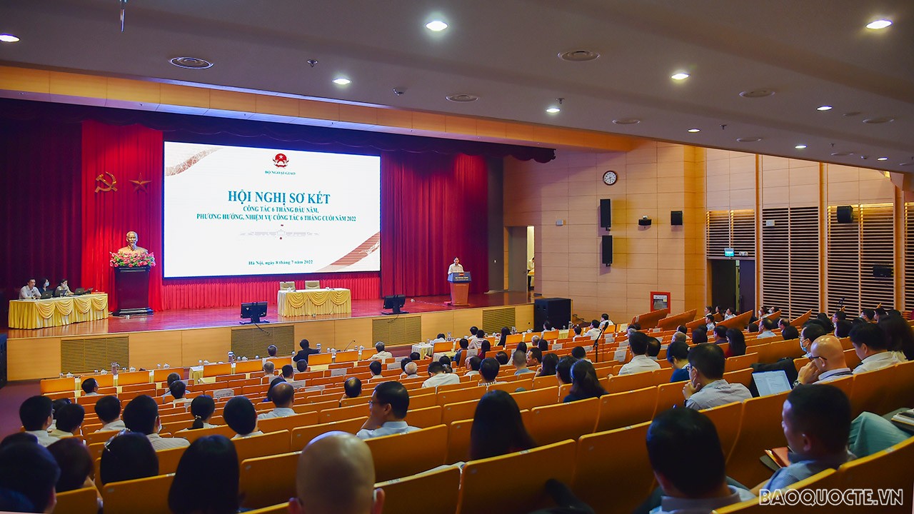 Bộ trưởng Ngoại giao Bùi Thanh Sơn phát biểu chỉ đạo tại Hội nghị sơ kết công tác 6 tháng đầu năm 2022 của Bộ Ngoại giao chiều 8/7. (Ảnh: Tuấn Anh)